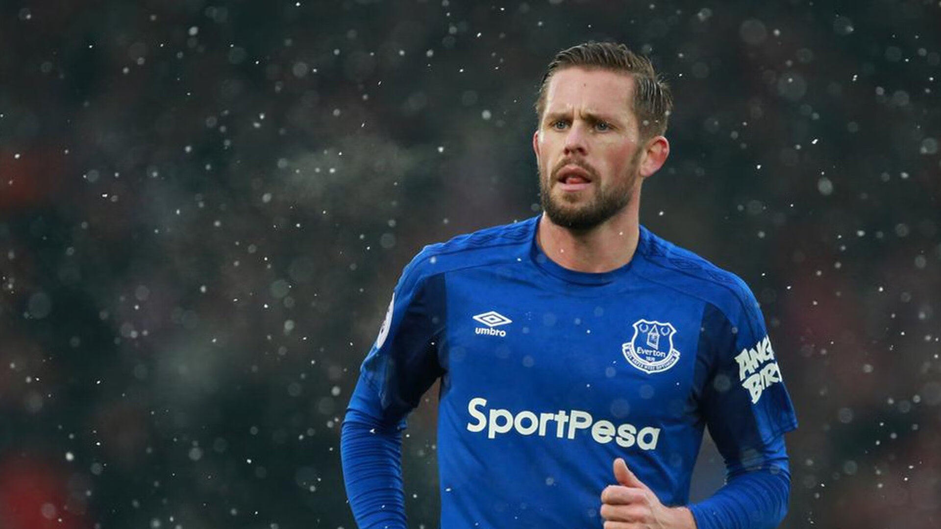 世界杯2026-F1街道赛之夜，马克西展现巨星价值，当轰鸣引擎遇见孤胆英雄