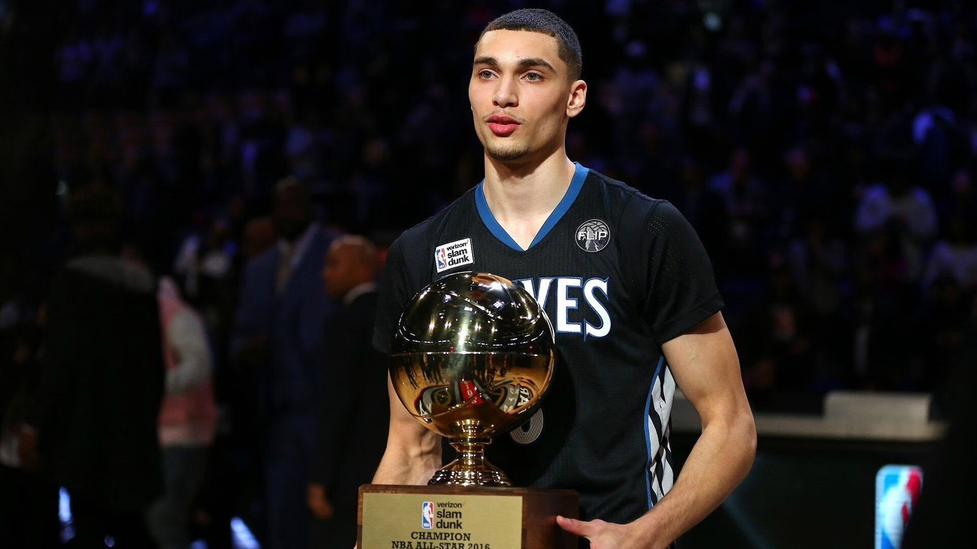 开云官网-季后赛抢七之夜，楚阿梅尼点燃赛场，一个移民后裔如何用足球重写法国叙事  第1张